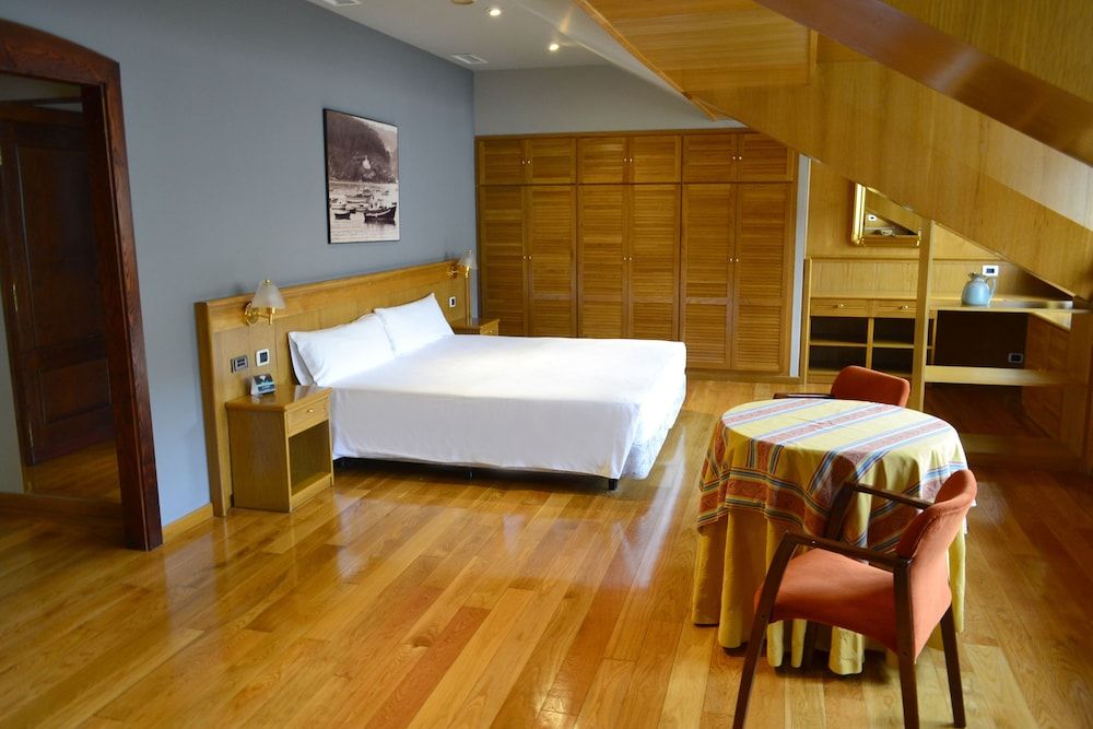 El Suizo Family Room 3