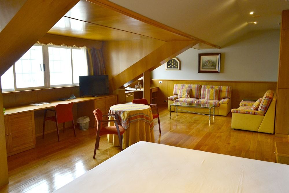 El Suizo Family Room 11