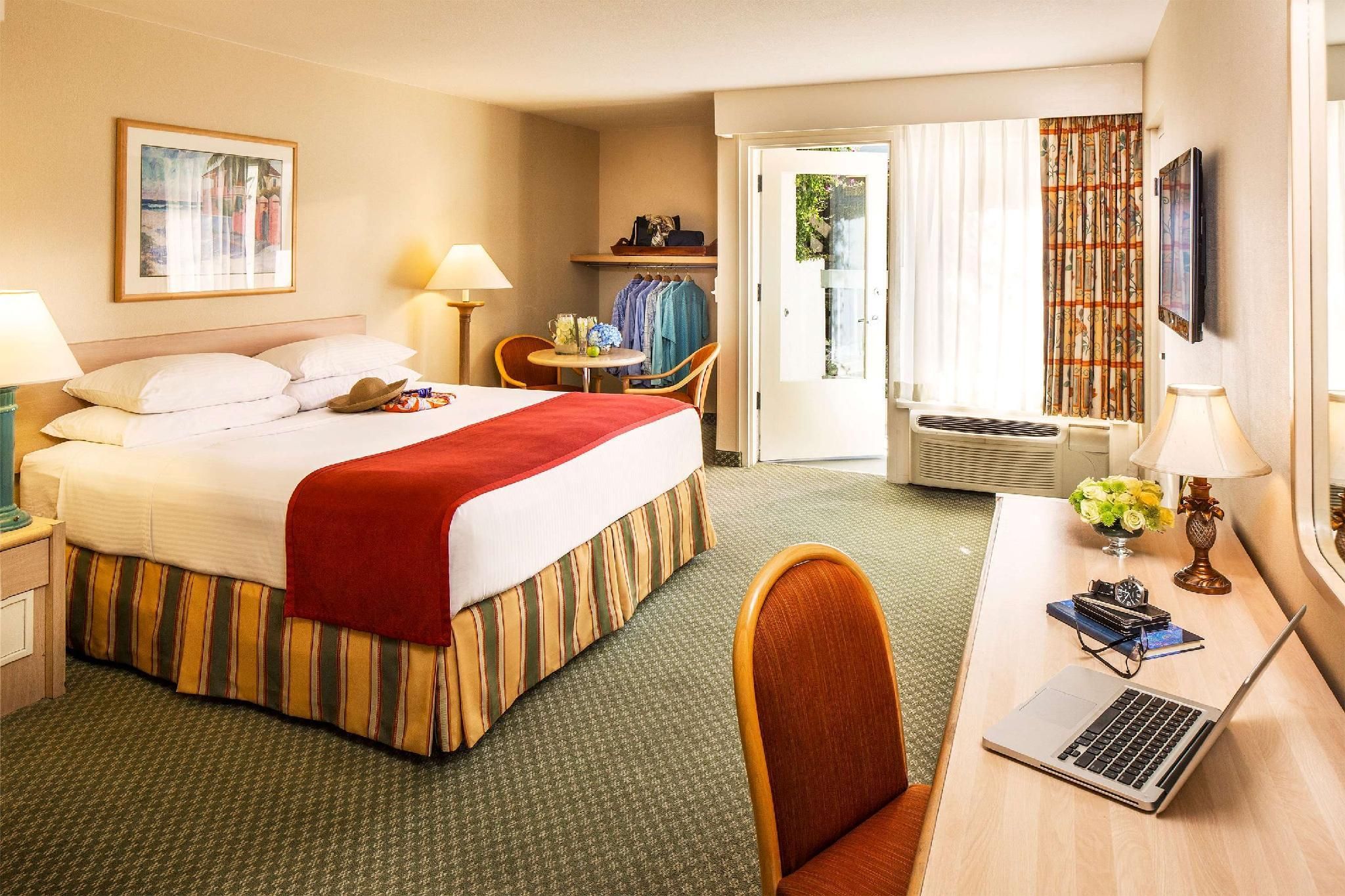 1 King Bed, Mobility Access Room, Roll-In Shower, Building 3, Non-Smoking