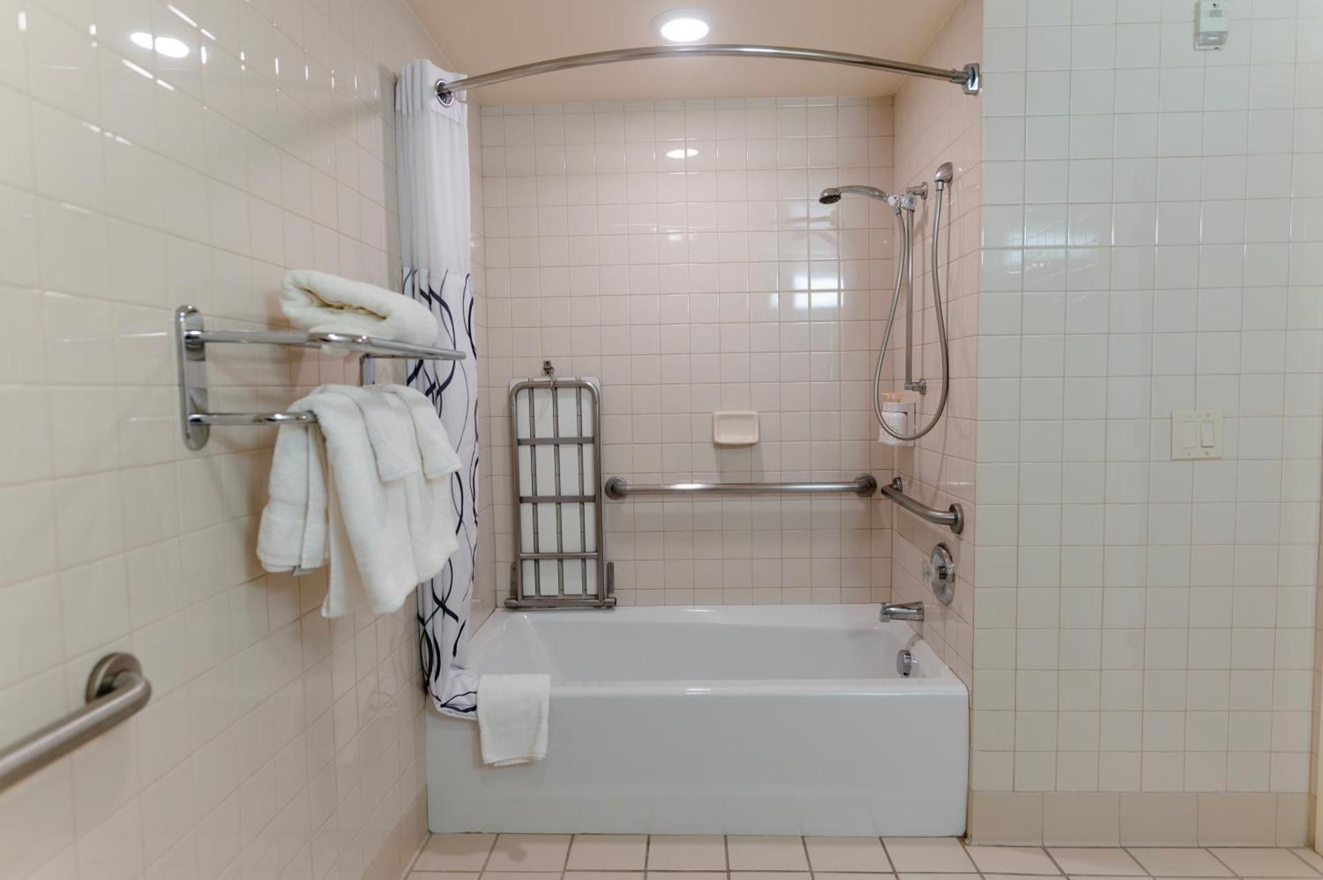 1 King Bed, Mobility Access Room, Roll-In Shower, Building 3, Non-Smoking