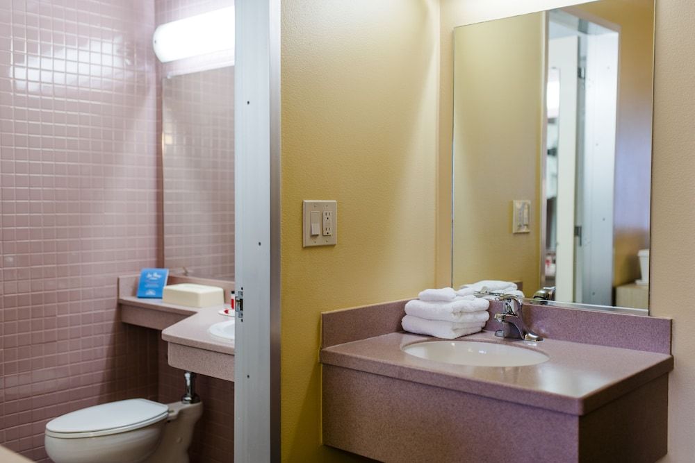 Howard Johnson by Wyndham Anaheim Hotel & Water Playground Economy Room, 2 Double Beds, Non Smoking (Building 3-6) 2