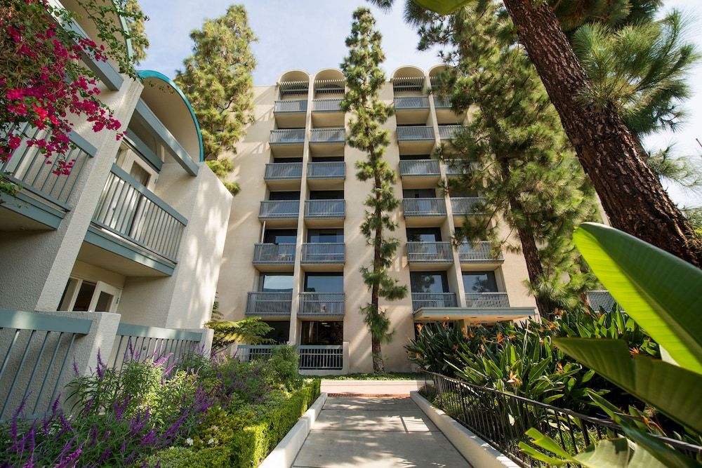 undefined Howard Johnson by Wyndham Anaheim Hotel and Water Playground 4