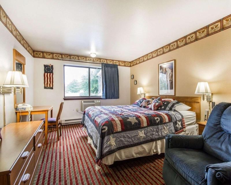 1 King Bed, Nonsmoking, Accessible
