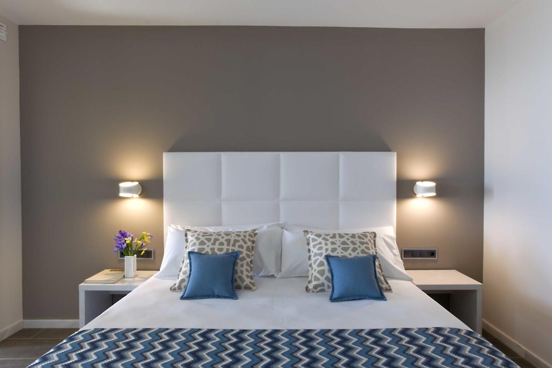 Premium (2 Adults + 2 children)