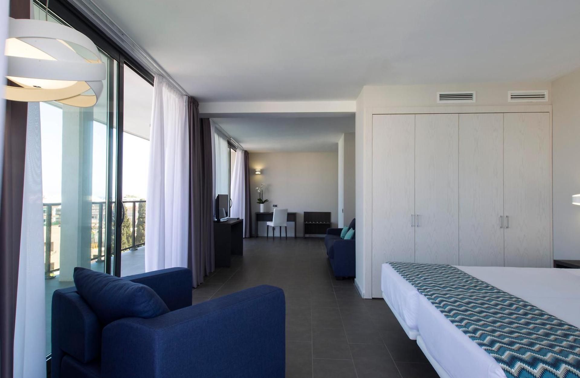 Premium (2 Adults + 2 children)