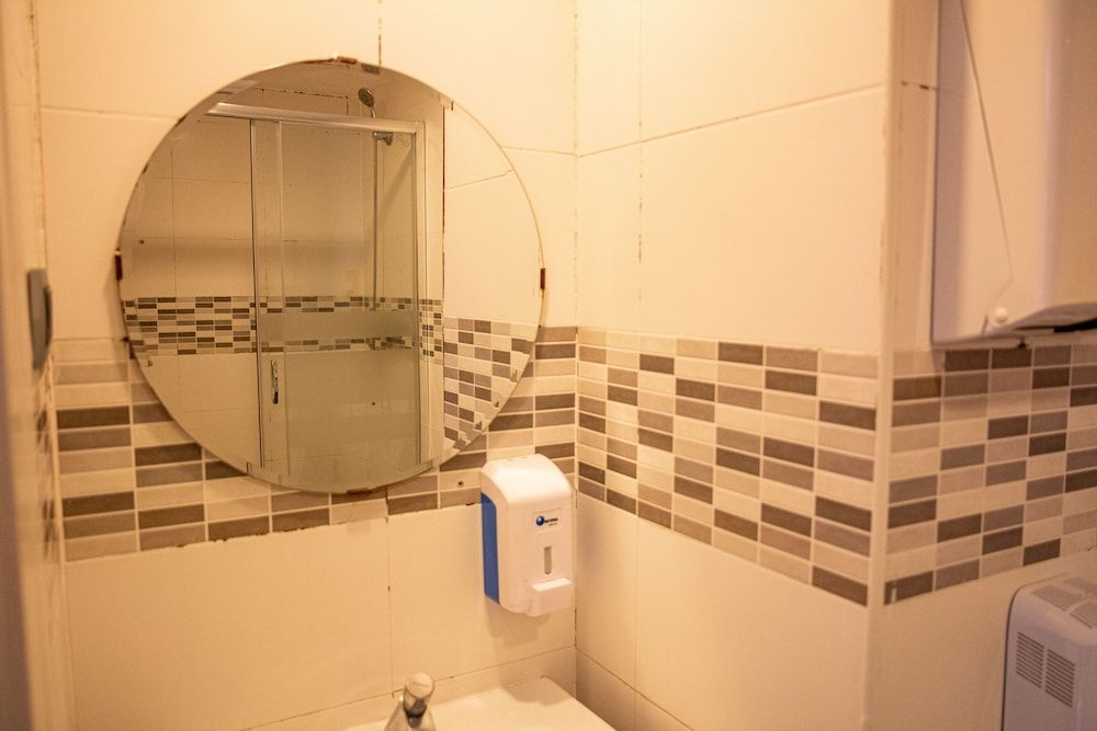 Yellow Nest Hostel Barcelona Twin Room 2