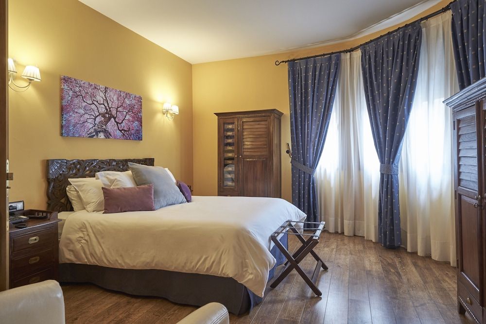 Design Suite, 1 Queen Bed