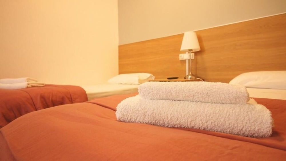 Hostal Paraiso Twin Room, Shared Bathroom (2 beds) 2