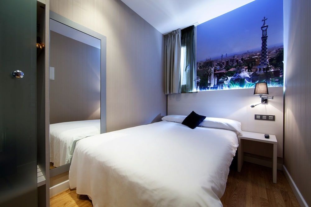 undefined Hostal Bcn Ramblas 4
