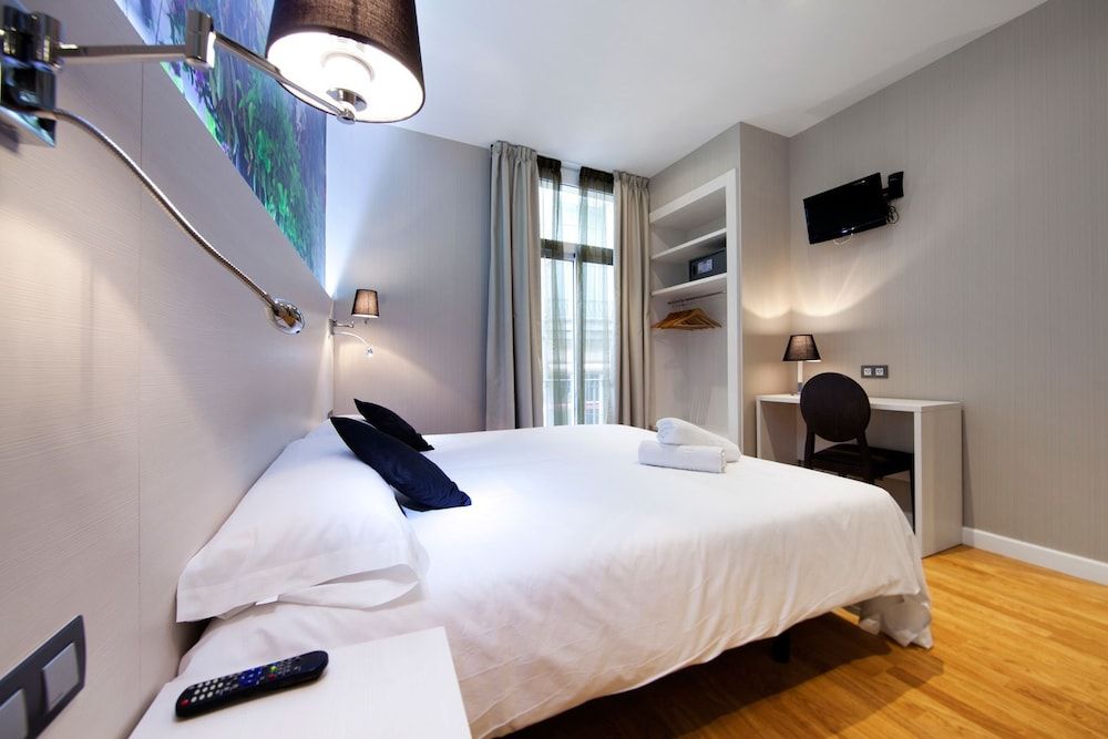 undefined Hostal Bcn Ramblas 2