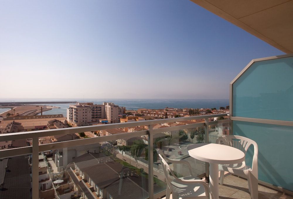 Hotel RH Vinaròs Playa Junior Suite, Terrace (3 Adults and 2 Children) 2