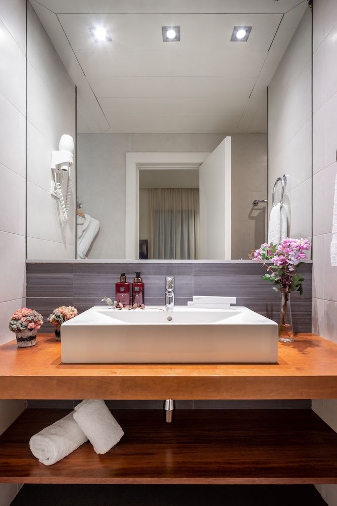 undefined Duquesa Suites Landmark Hotel by Duquessa Hotel Collection 6