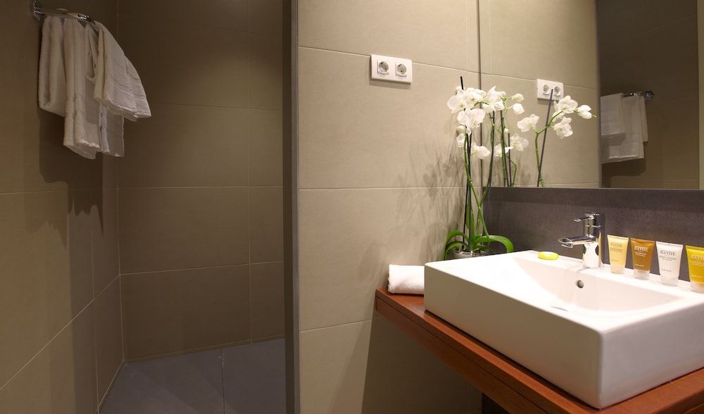 undefined Duquesa Suites Landmark Hotel by Duquessa Hotel Collection 7