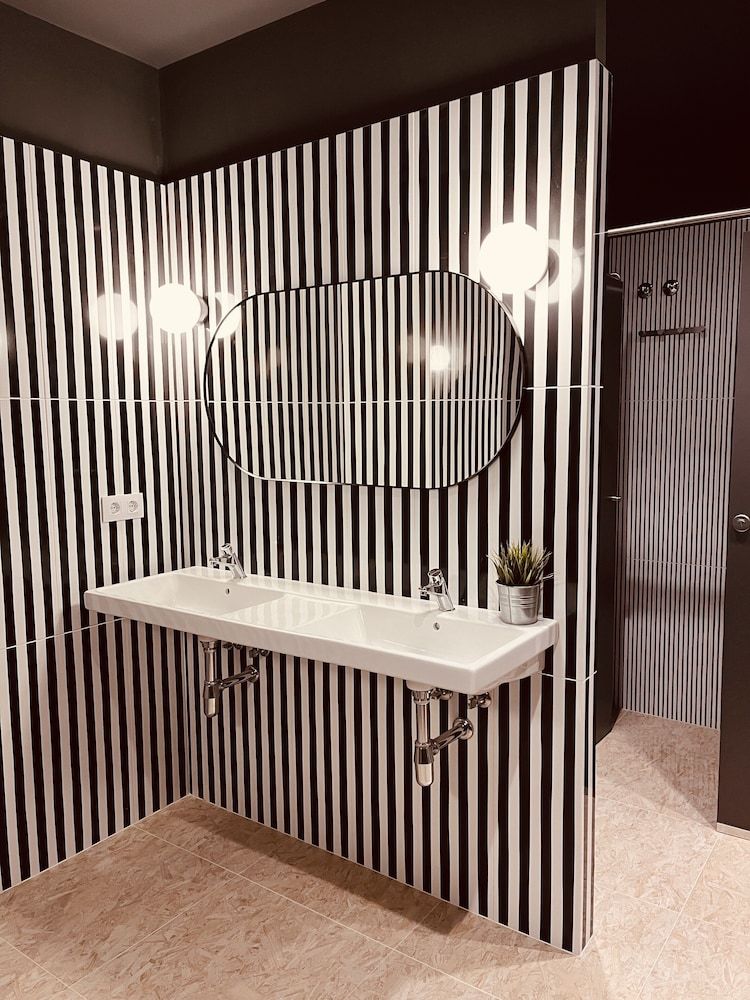 Bed & Bike Hostel Barcelona Shared Dormitory, Mixed Dorm (12 - bed room) 4