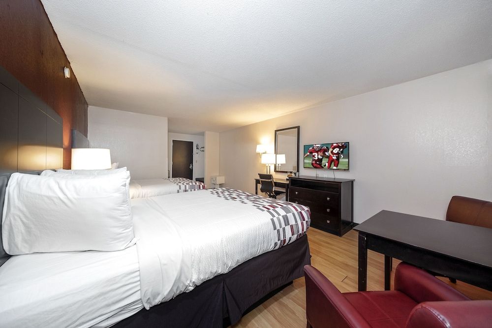 Red Roof Inn Lumberton Deluxe Room, 2 Queen Beds, Non Smoking