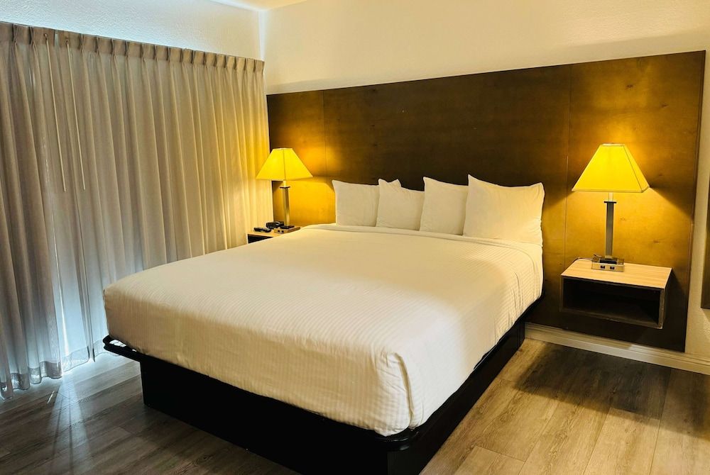 undefined Ramada by Wyndham San Diego Airport 3