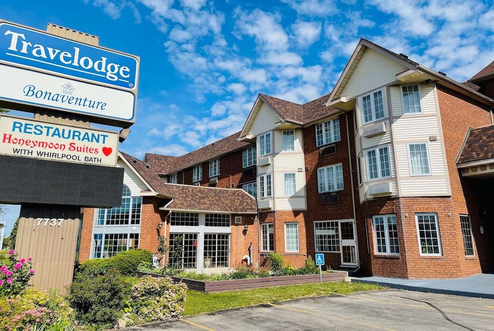 undefined Travelodge by Wyndham Niagara Falls Lundys Lane