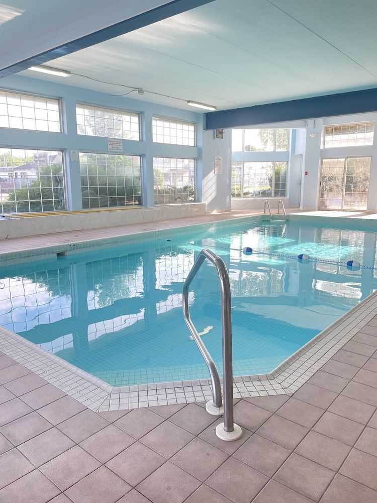 undefined Travelodge by Wyndham Niagara Falls Lundys Lane 2