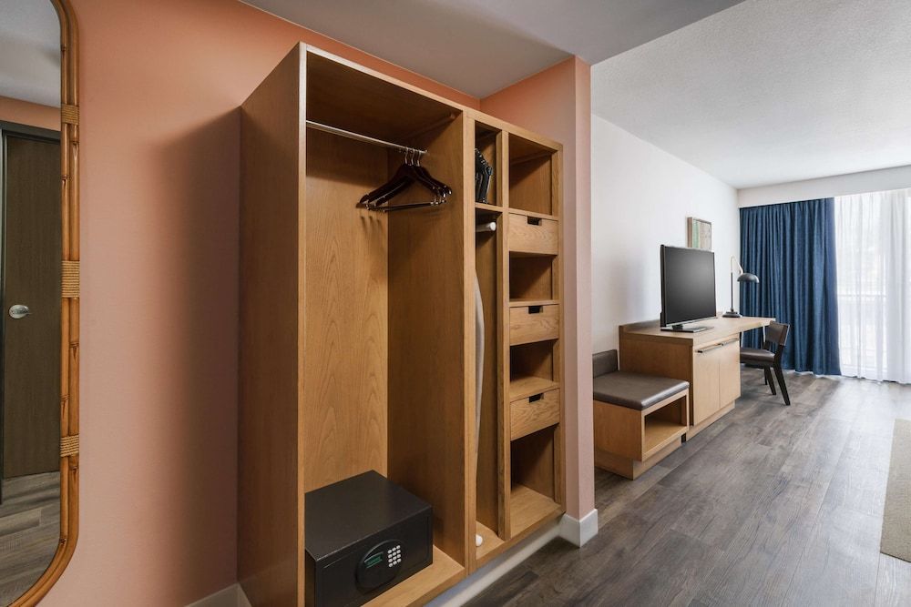 Suite, 1 Bedroom, Accessible (Roll-In Shower)