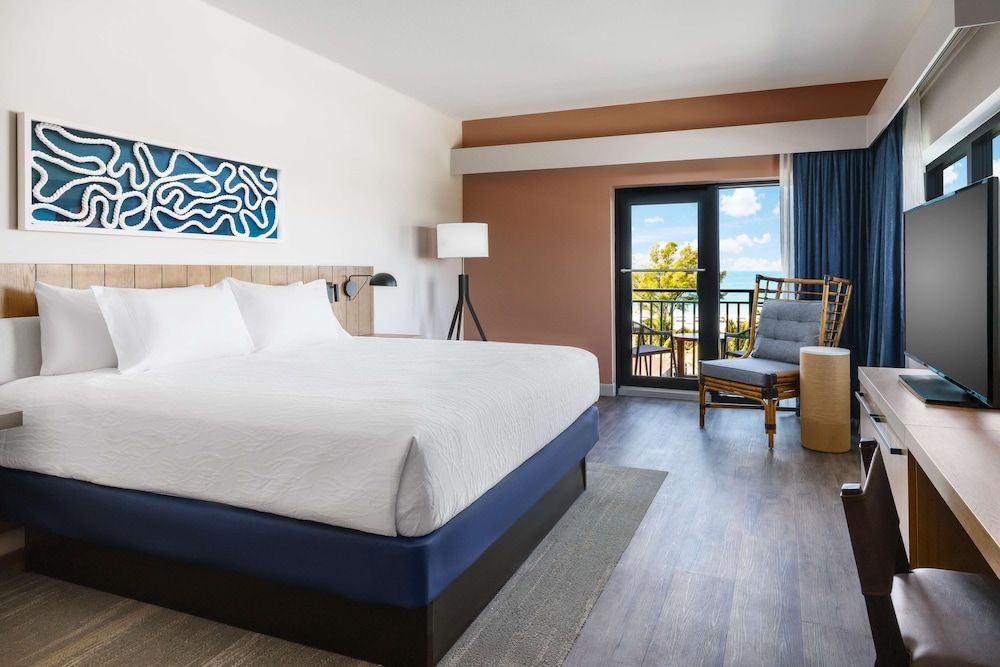 Room, 1 King Bed, Corner (Gulf View)