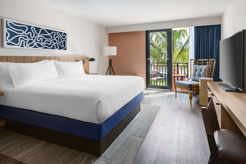 Room, 1 King Bed, Corner (Gulf View)