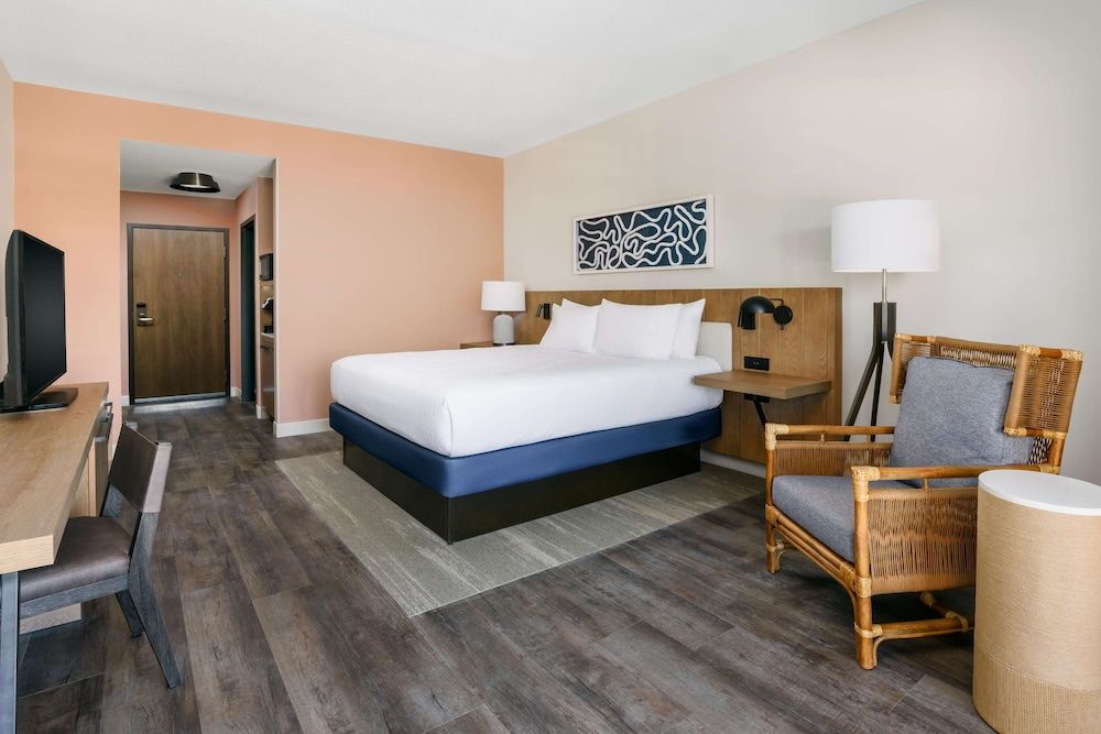 Room, 1 King Bed, Partial Ocean View