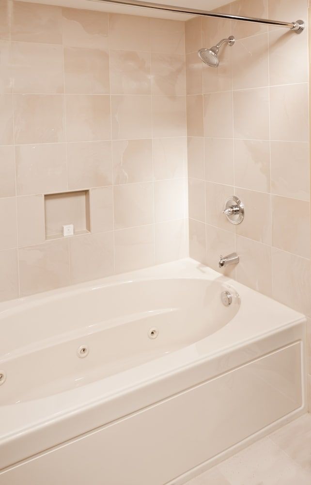 Ann Arbor Regent Hotel & Suites Standard Room, 1 King Bed, Jetted Tub 4