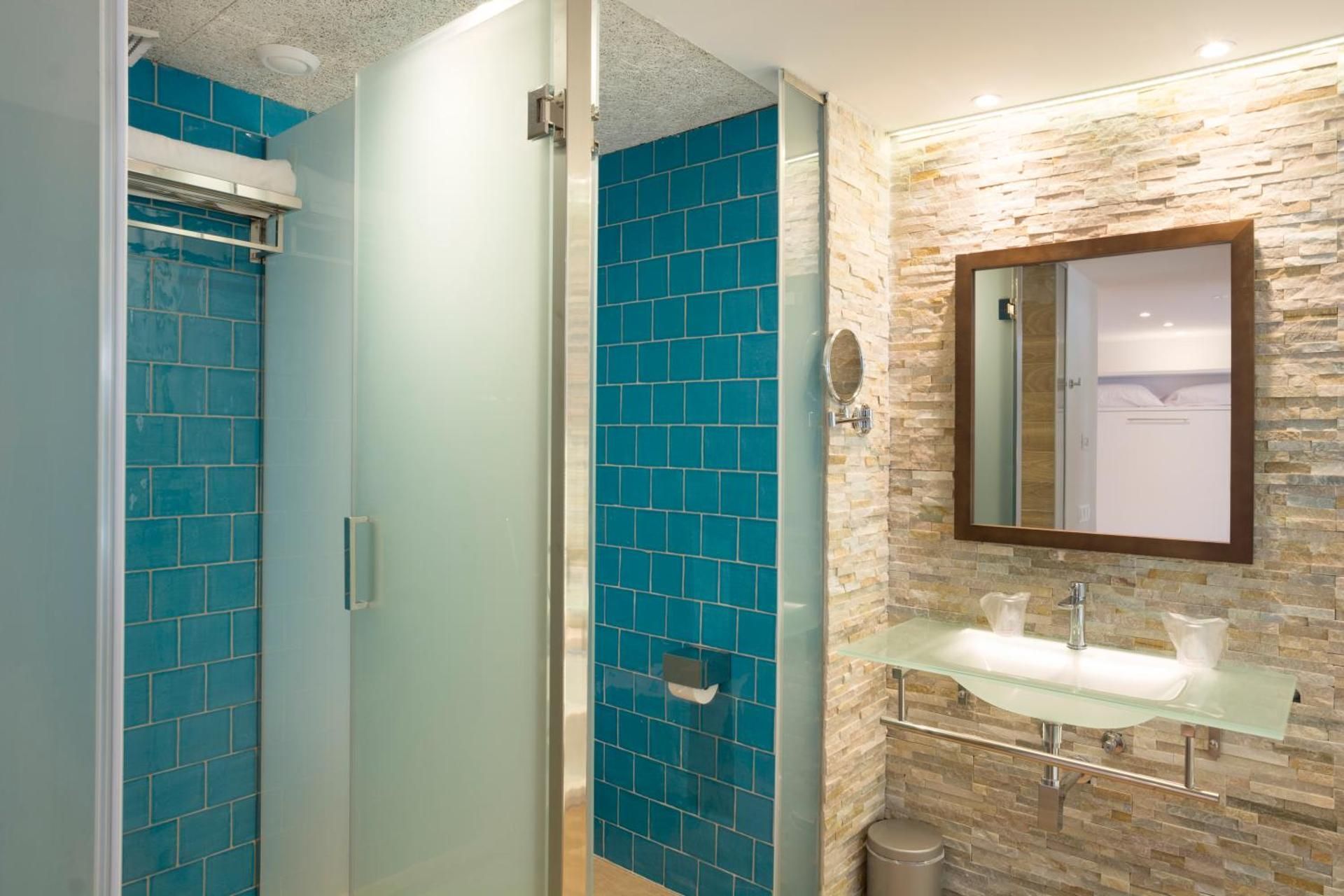 Premium Suite (2 Adults + 1 Child)