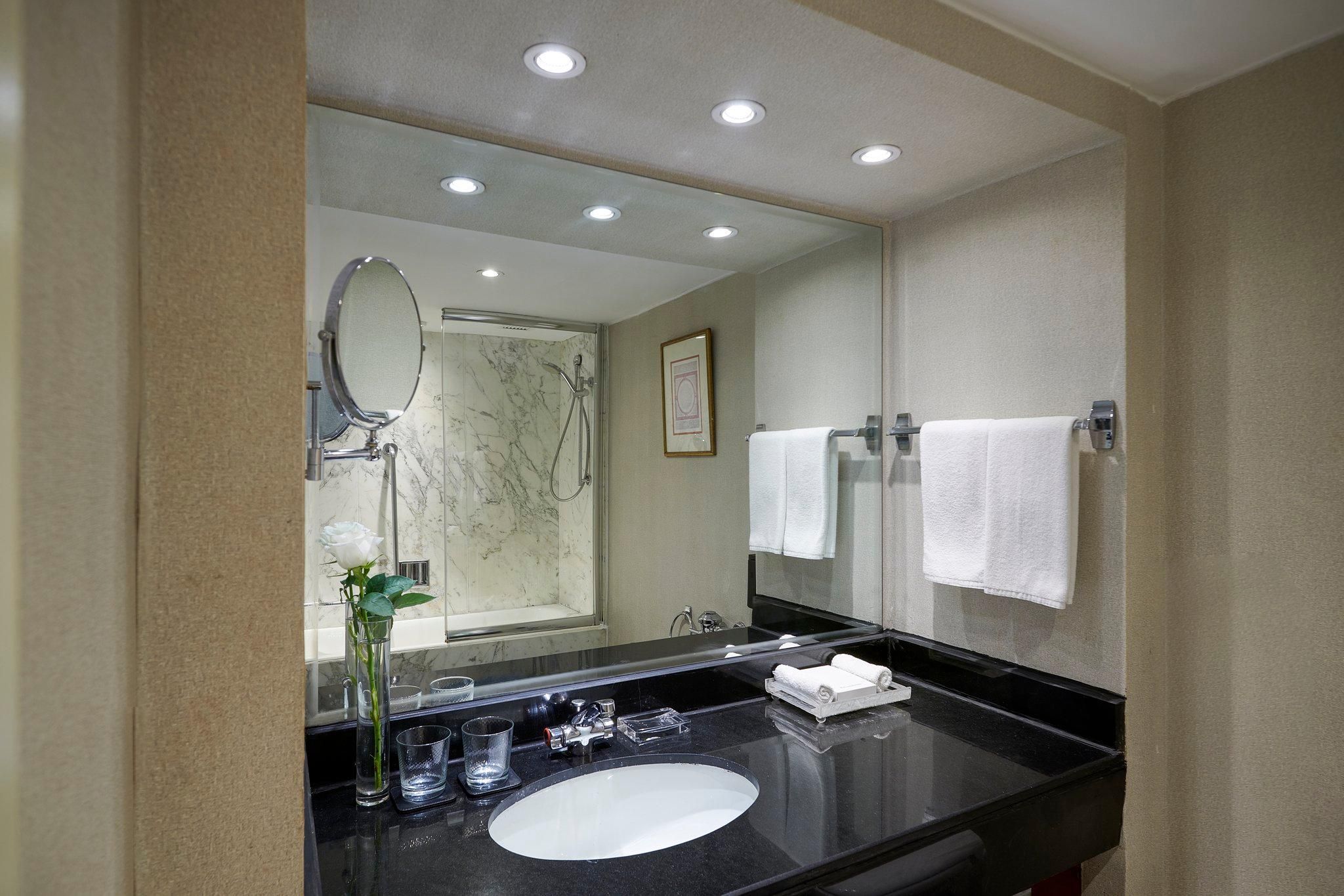 2 Queen Beds Classic City View Balcony