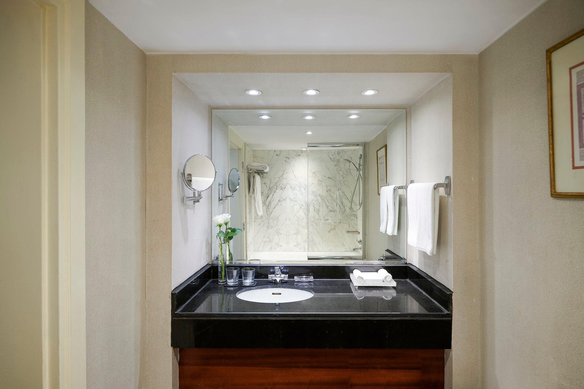 2 Queen Classic City View Lounge Accessible
