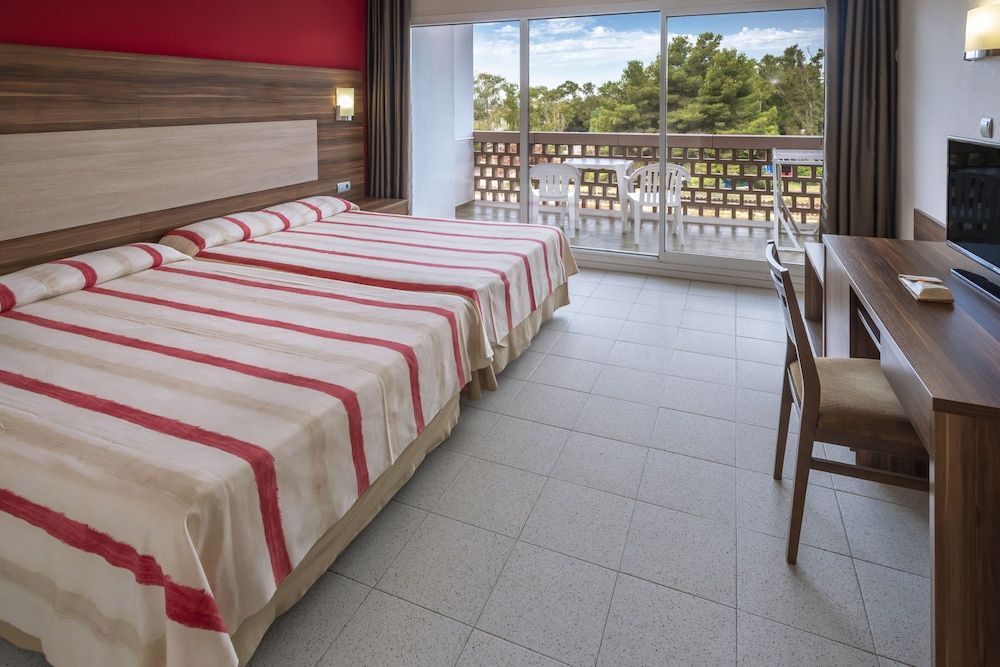 Standard Quadruple Room, Balcony (2 adultos y 2 niños)