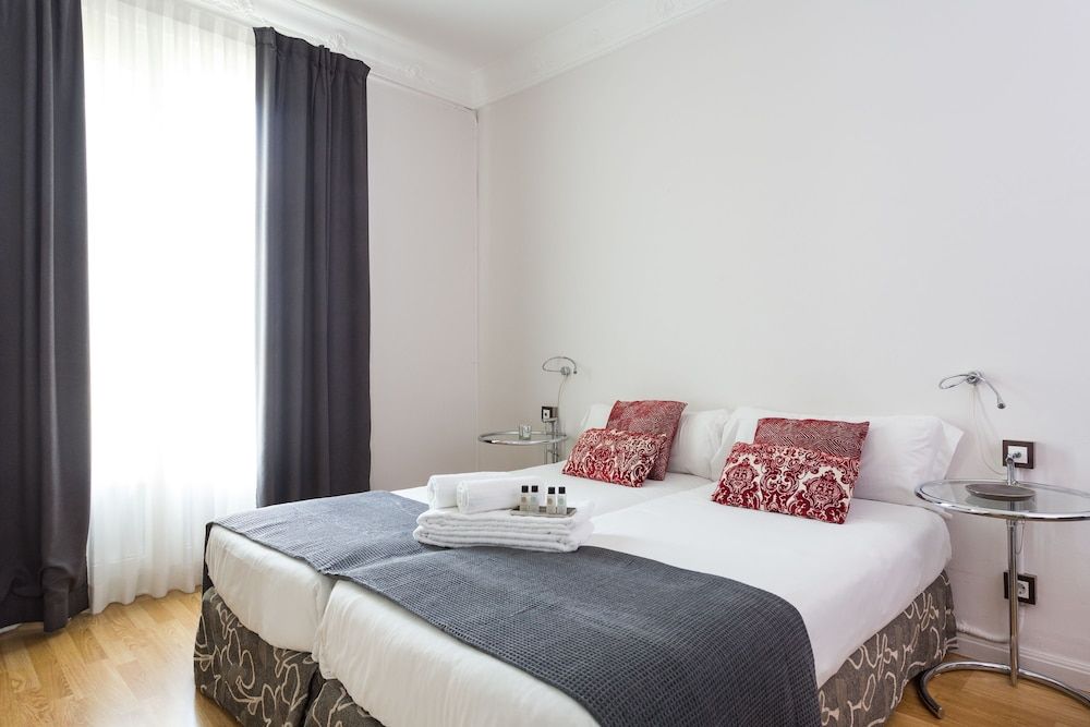 Quartprimera Apartments Apartment, 3 Bedrooms, Balcony 2