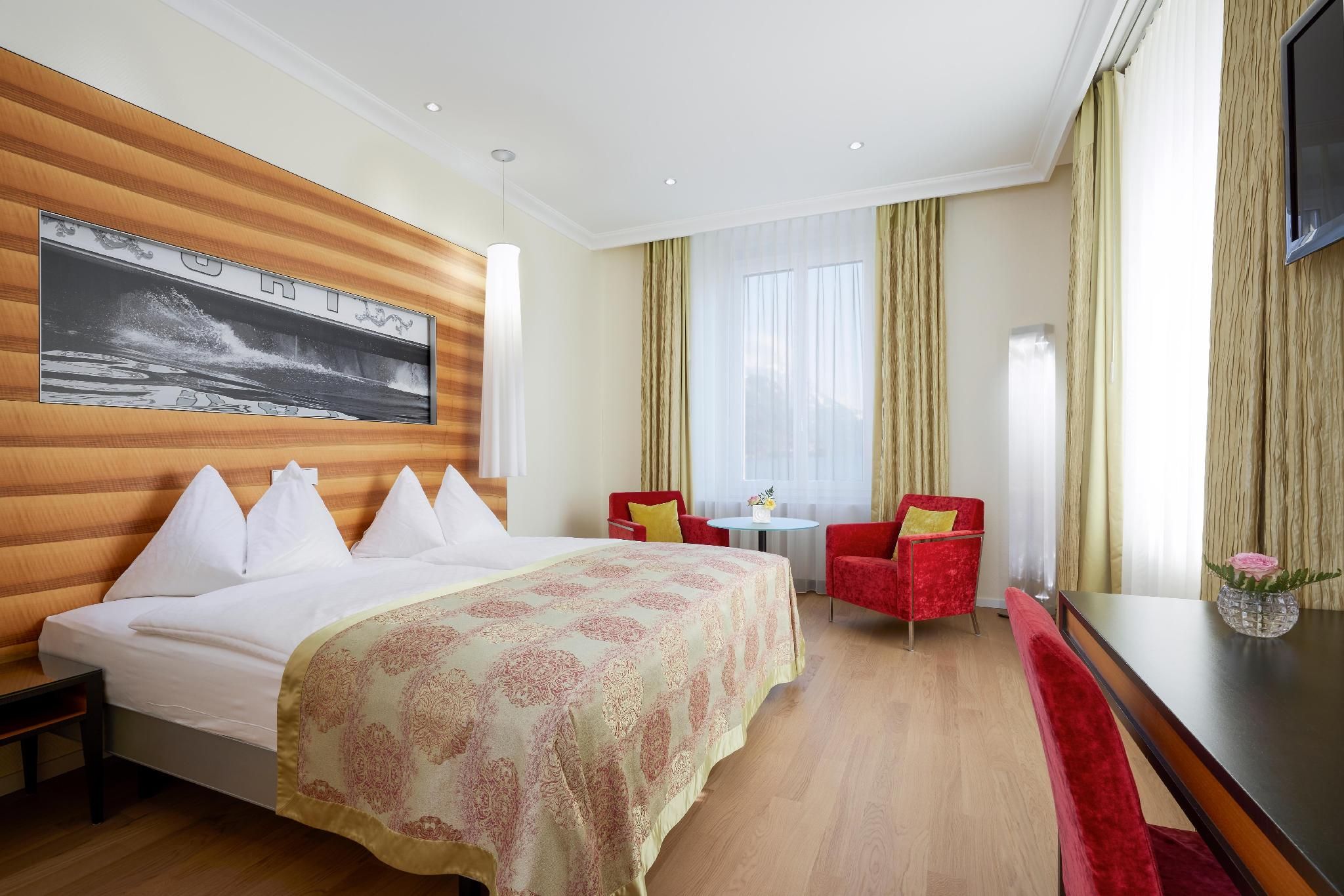 Executive Lake View Room with 2 Single Beds and without Balcony