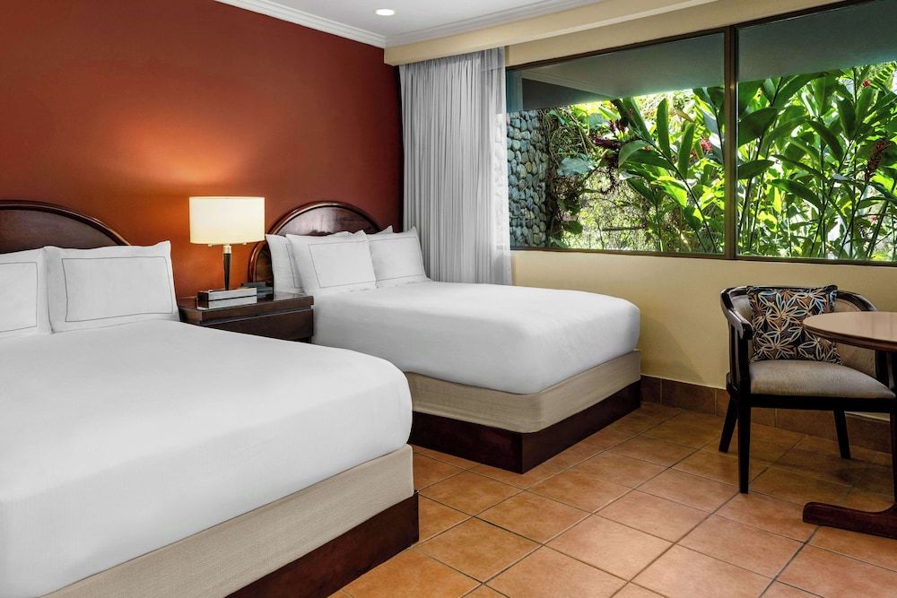 2 Bedrooms Master Suite, Business Lounge Access