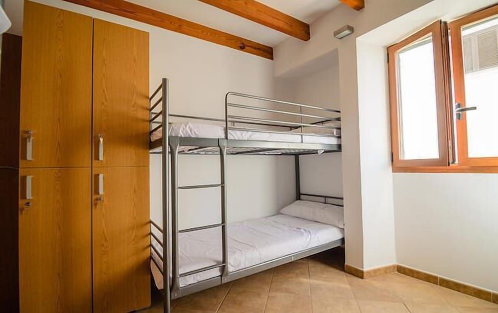 Shared Dormitory, Mixed Dorm, Shared Bathroom (1 bed in room with 6 beds)