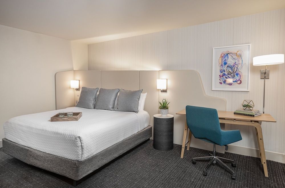 Standard Room, 1 King Bed, Roll-in Shower (Mobility)