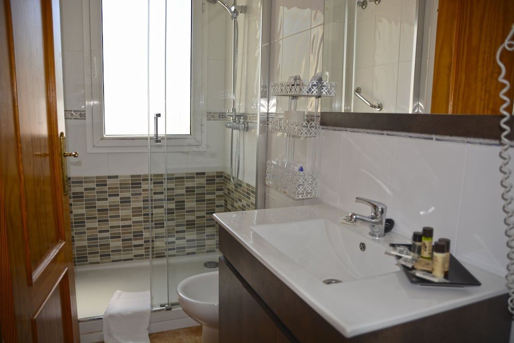 Hotel Al Andalus Family Room, Balcony, Partial Sea View (2 adults and 2 children) 4