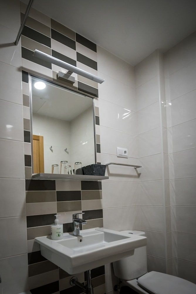 Hostal Carracedo Triple Room 9