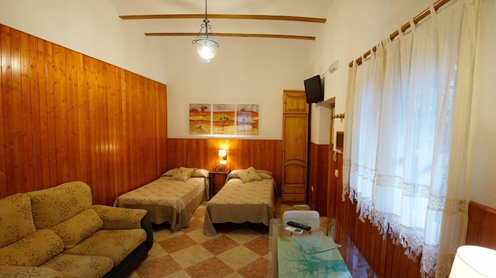 Studio (2-3 people)