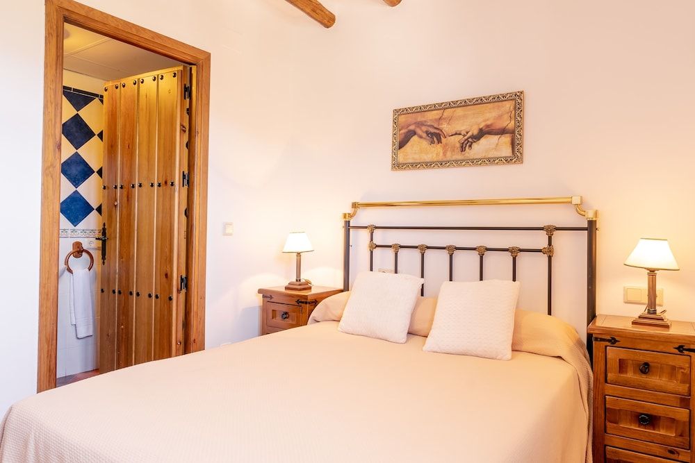 Cortijo La Presa Classic Villa, Multiple Bedrooms, Mountain View 3