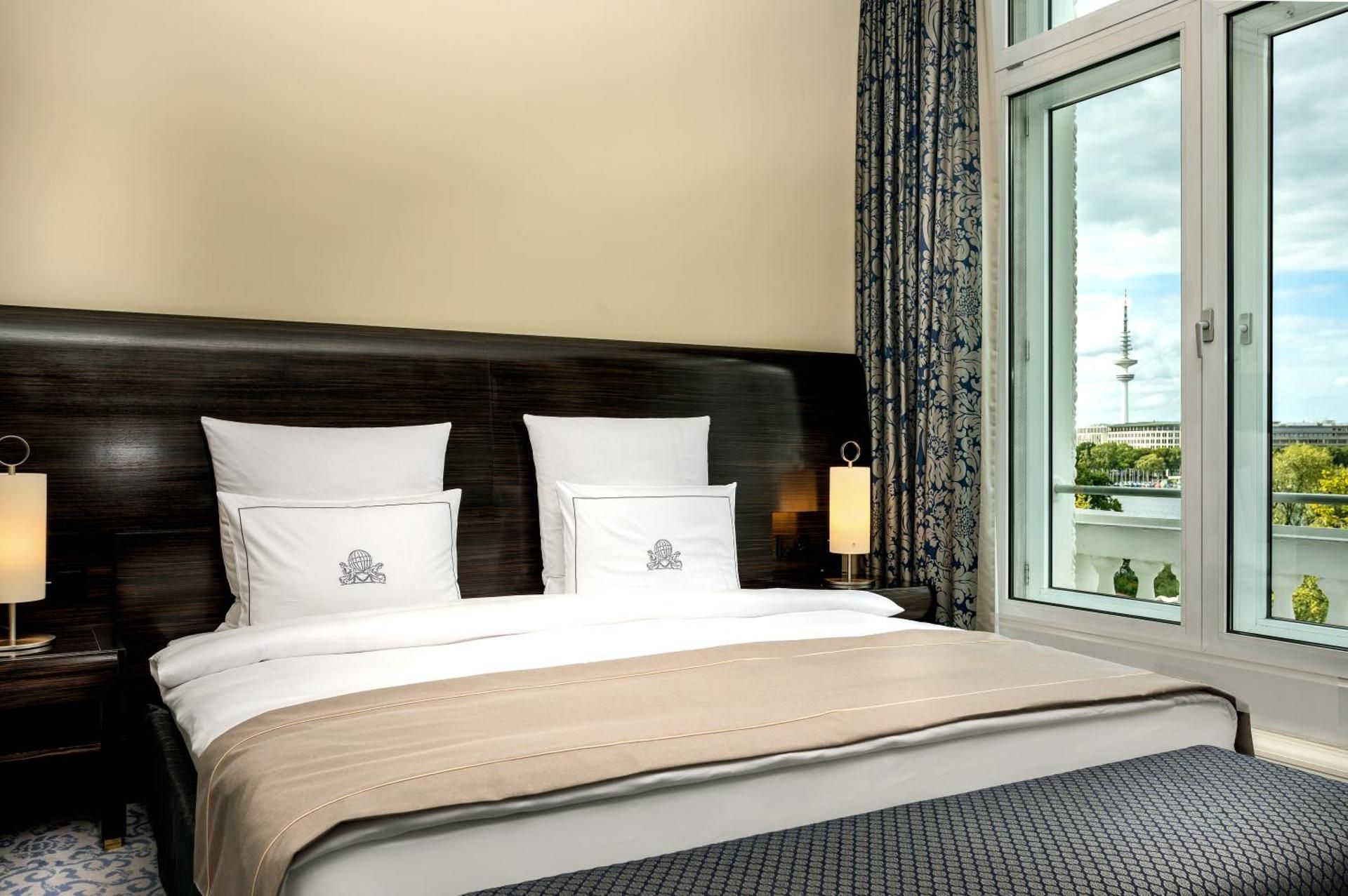 Deluxe King Lake View, Guest room, 1 King, Lake view