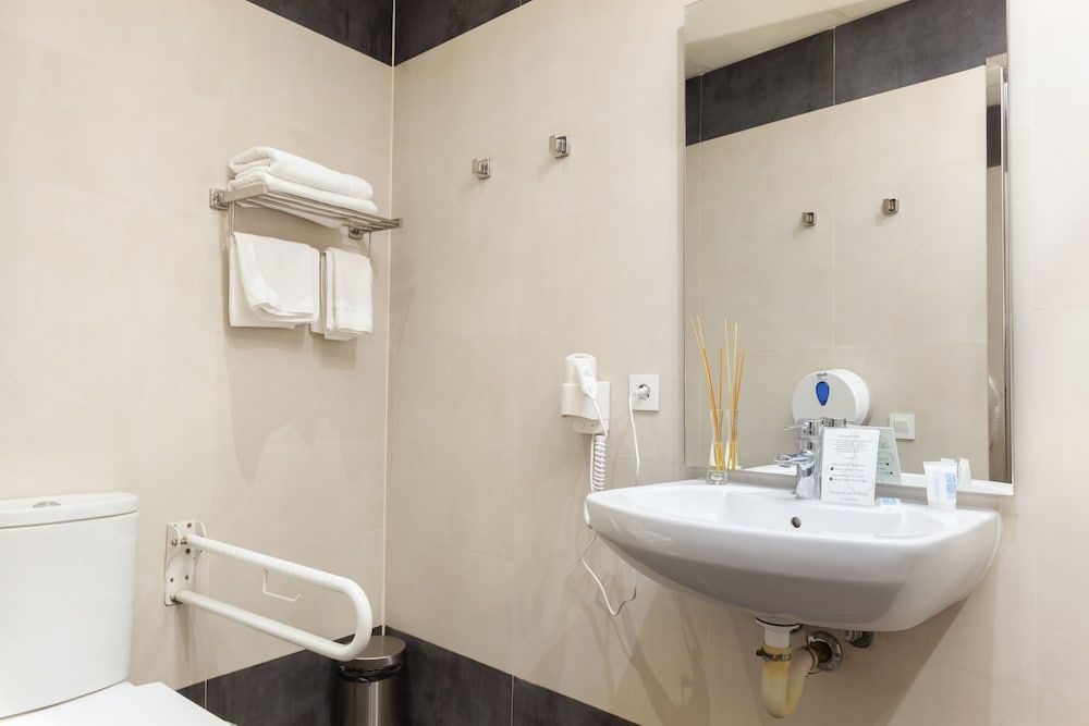 Hostal Fernando Economy Twin Room, 2 Twin Beds 6