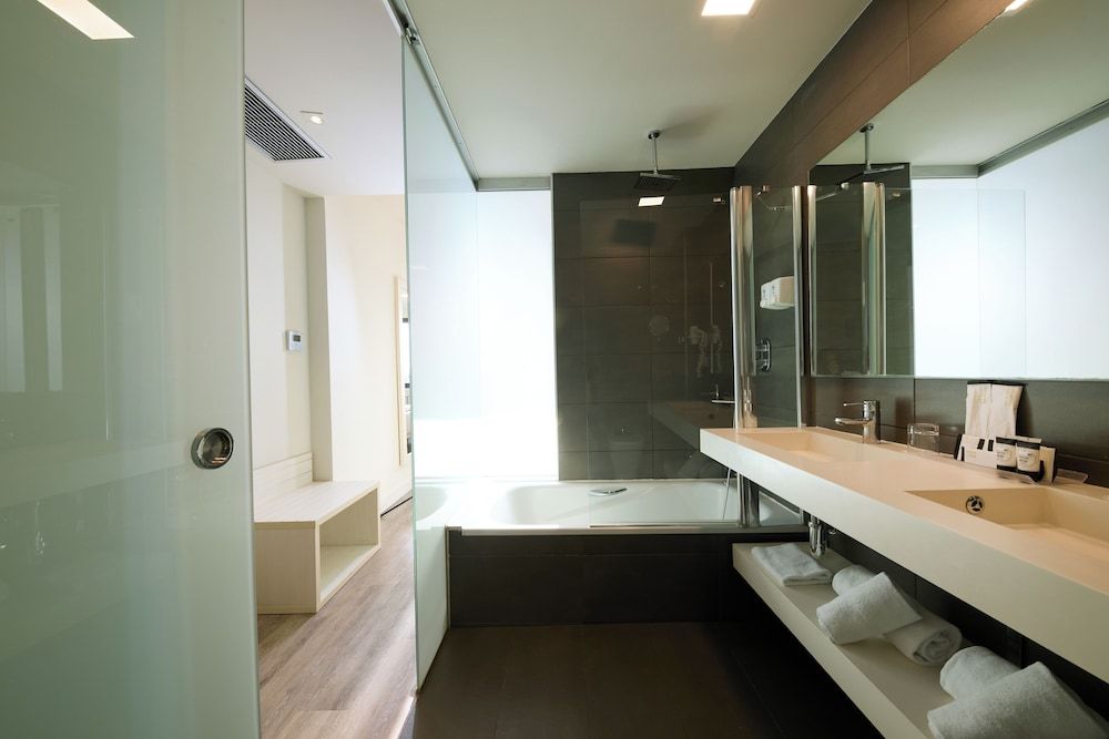 1881 Barcelona Gran Rosellon Hotel Twin Room 6