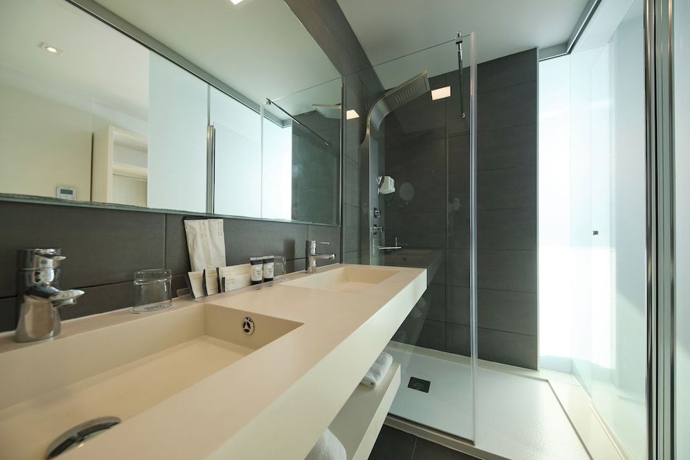 1881 Barcelona Gran Rosellon Hotel Twin Room 4