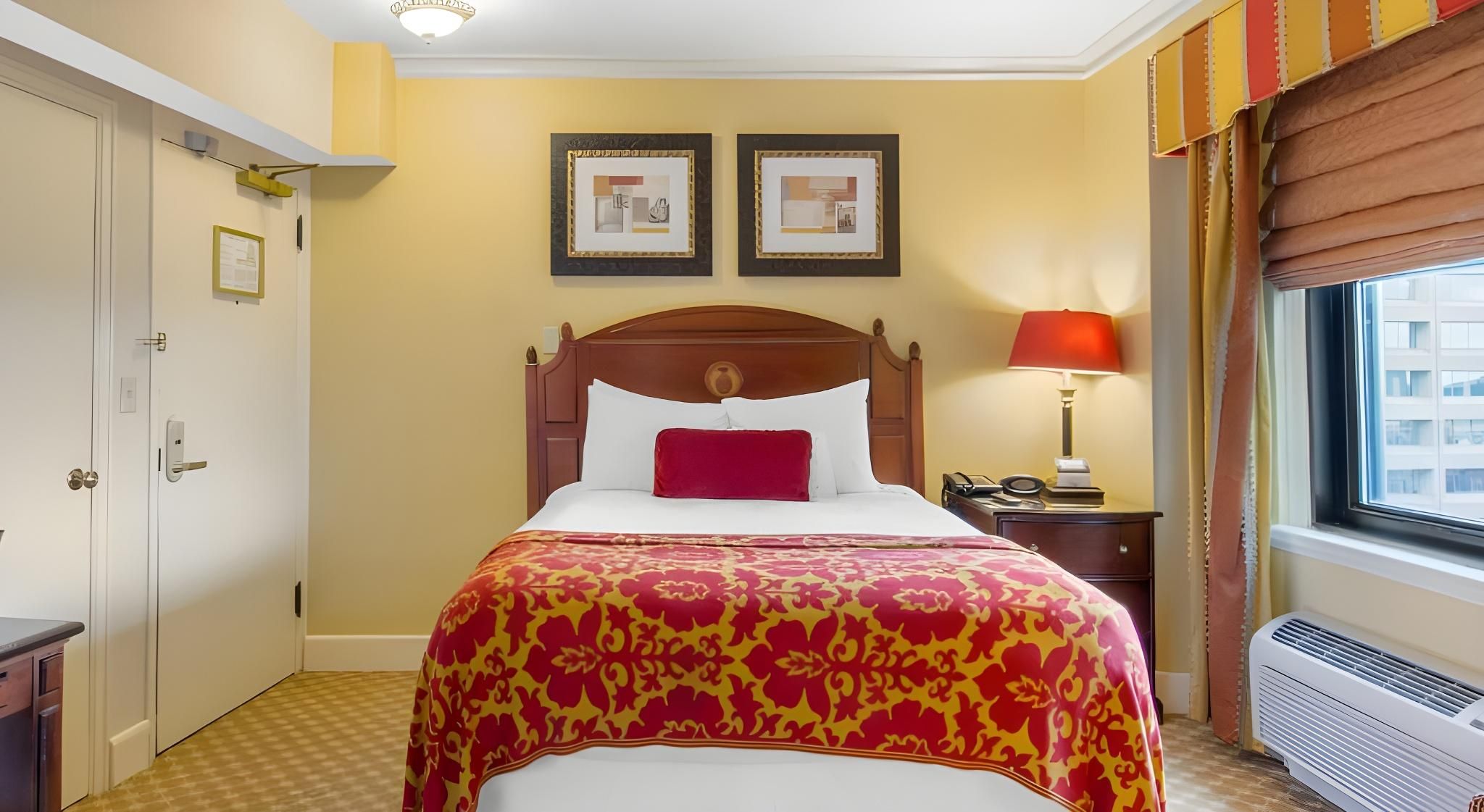 Deluxe Rm, Queen Bed. 210+ sq. Classic Design