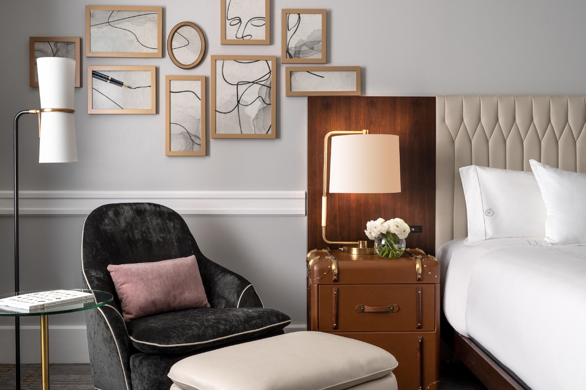 Tradl Rm, Full Bed. 125 sq. Classic Design