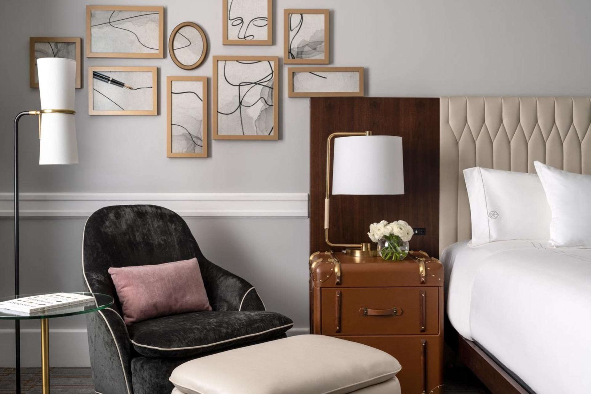 ADA Traditional Room - 1 Full Size Bed Roll in Shower