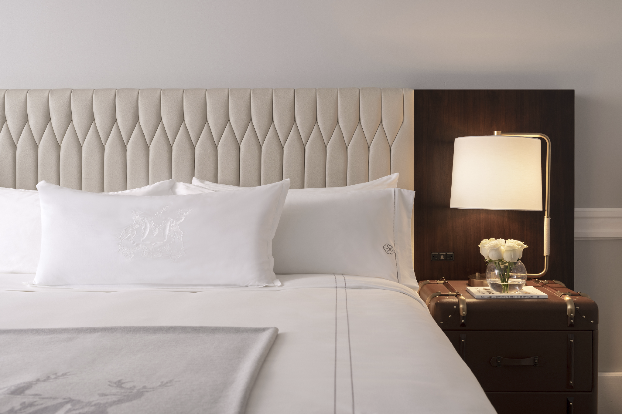 Tradl Rm, Full Bed. 125 sq. Classic Design
