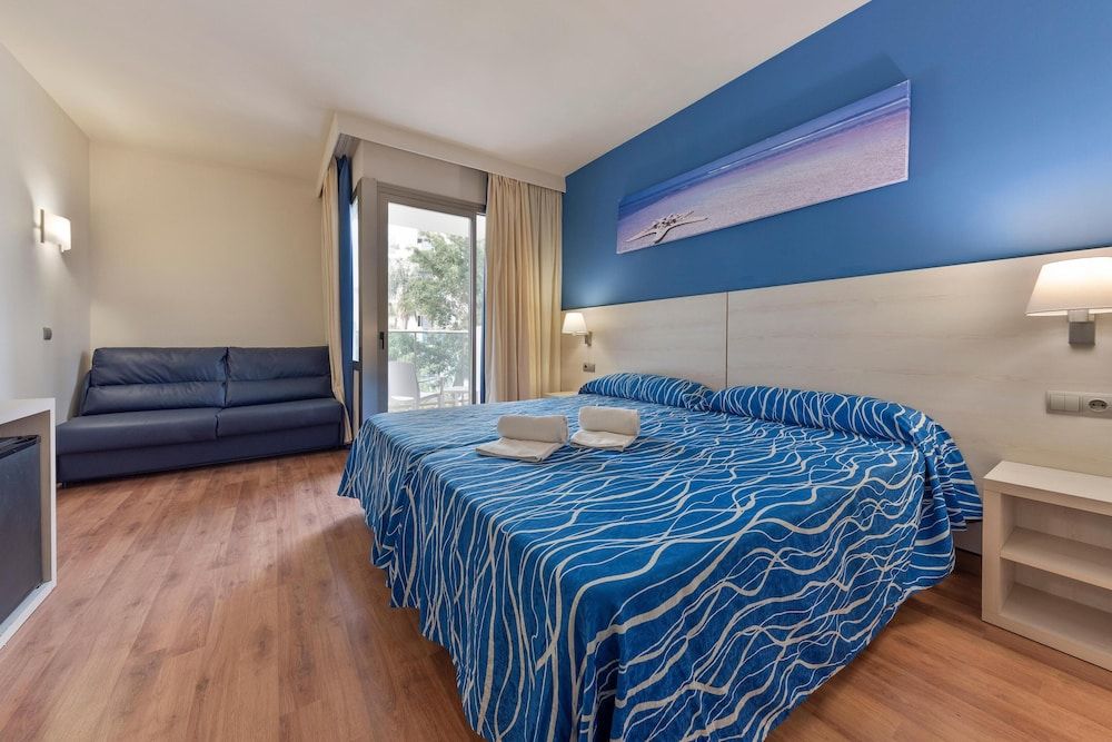 Family Room (3 Adults + 1 Child)