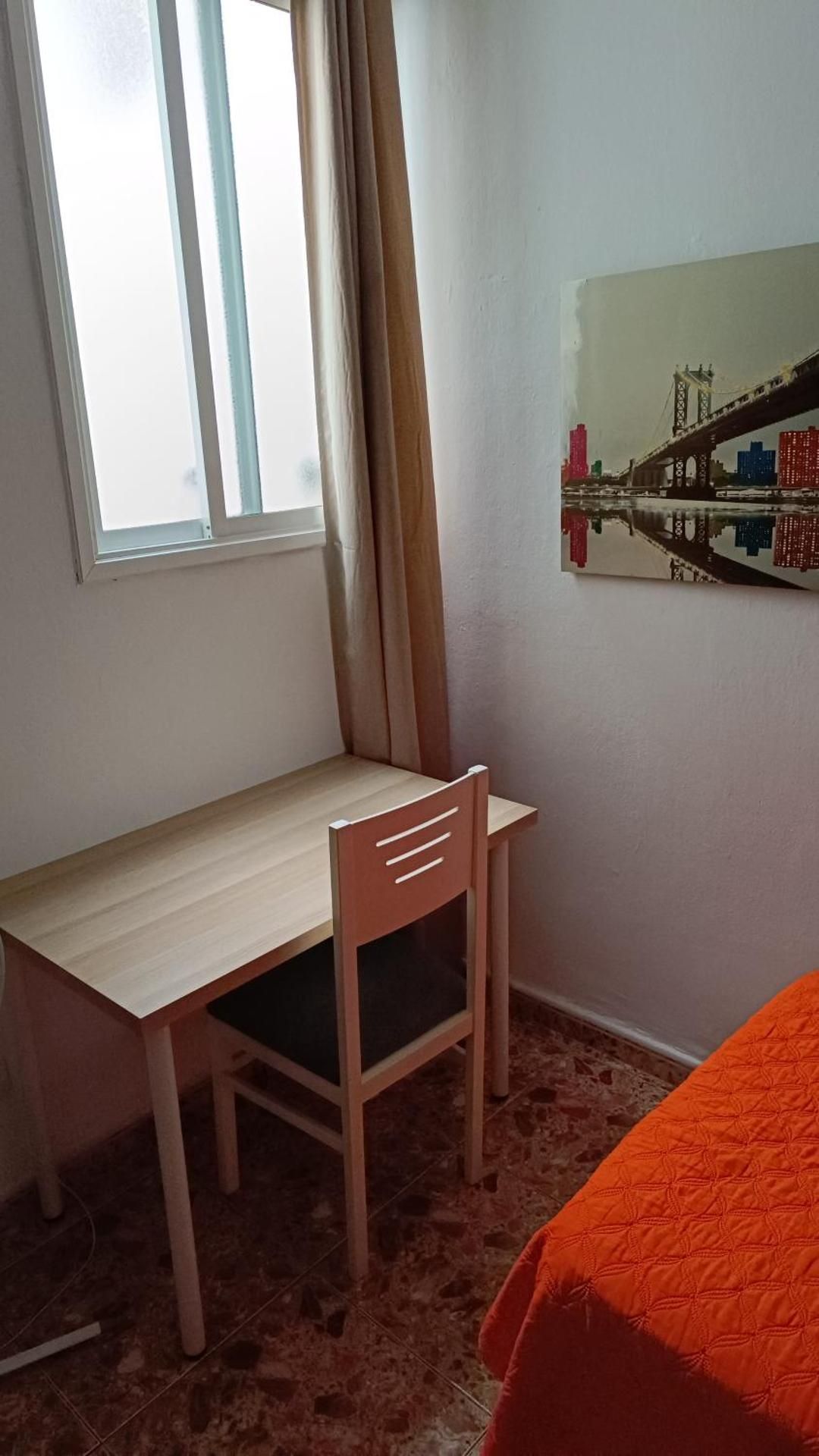 Single Room with Shared Bathroom (interior)